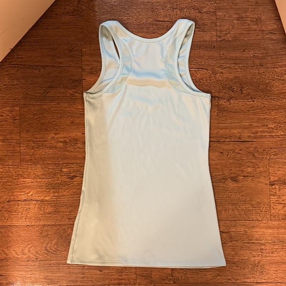 Under Armour Women’s UA Victory Heat Gear Tank - Picture 4 of 4